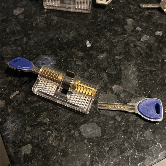 Transparent locks and keys for lock picking practice - Picture 5 of 7